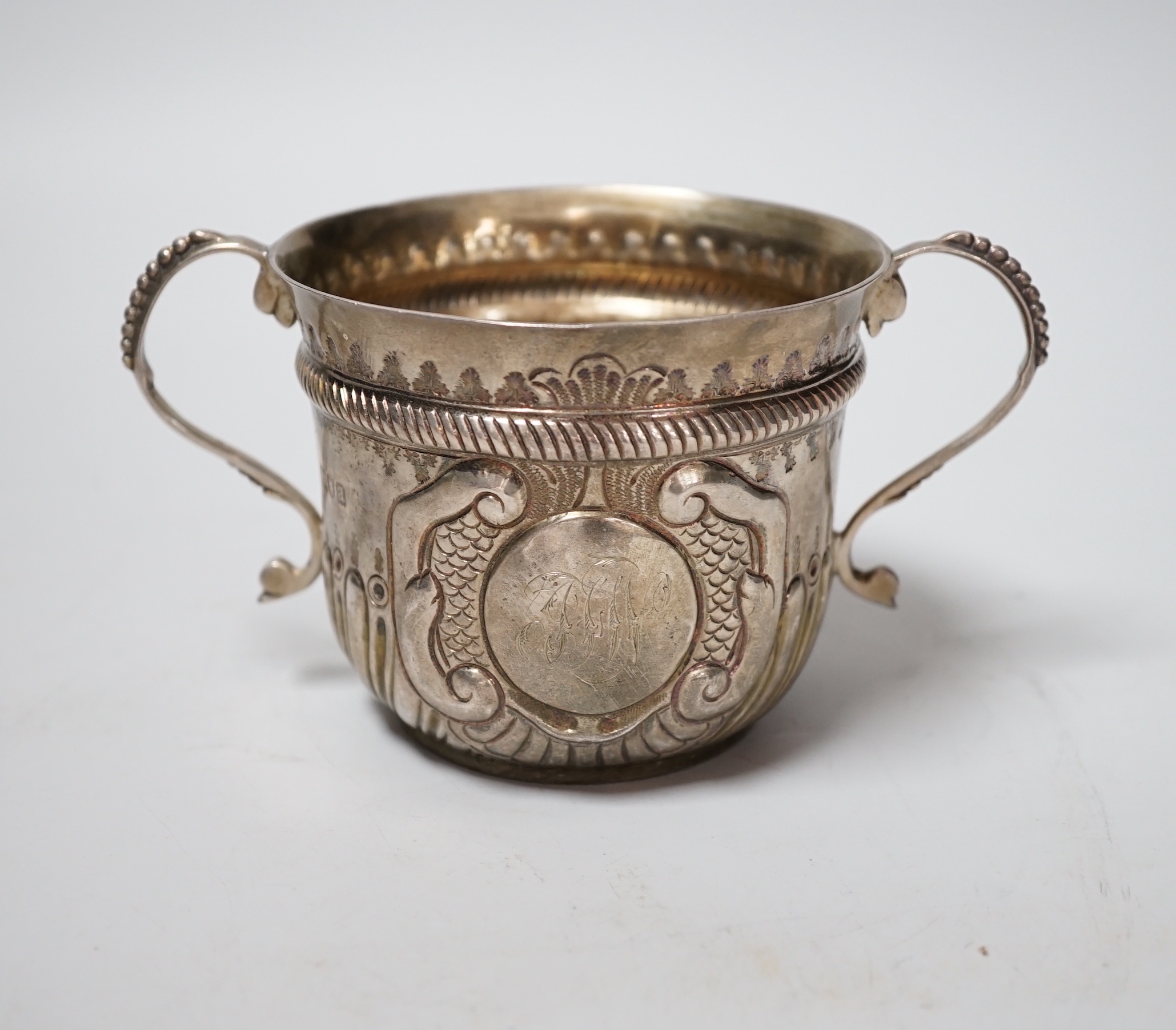 A late Victorian embossed silver porringer, London, 1896, 81mm, 5.3oz.